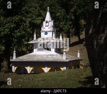 März 3. 2021 Uttarakhand Indien. NAAG Tibba Mountain Serpent God Temple in der ländlichen Region des himalaya. Stockfoto