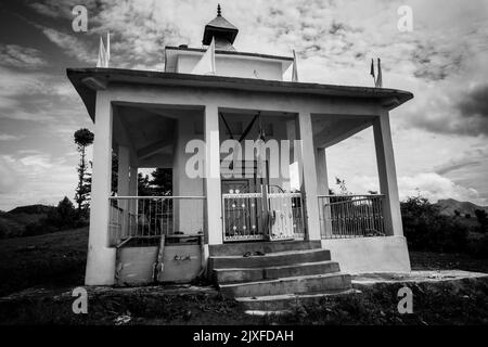 März 3. 2021 Uttarakhand Indien. Eine monochromatische Aufnahme des NAAG Tibba Mountain Serpent God Temple in der ländlichen Region des himalaya. Stockfoto