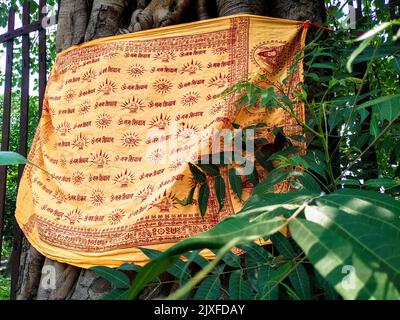 Juni 24. 2021 Dehradun Indien. Ein heiliges Tuch, das in einem Tempel um einen Bodhi- oder Peepalbaum gebunden ist. Englische Übersetzung des geschriebenen Textes' O salutations to Stockfoto