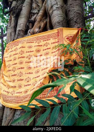 Juni 24. 2021 Dehradun Indien. Ein heiliges Tuch, das in einem Tempel um einen Bodhi- oder Peepalbaum gebunden ist. Englische Übersetzung des geschriebenen Textes' O salutations to Stockfoto