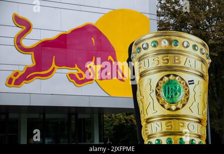 07. September 2022, Sachsen, Leipzig: Fußball-Bundesliga: Vor der Red Bull Academy steht eine überdimensionale Trophäe. RB Leipzig hat sich von Trainer Tedesco getrennt. Foto: Jan Woitas/dpa - WICHTIGER HINWEIS: Gemäß den Anforderungen der DFL Deutsche Fußball Liga und des DFB Deutscher Fußball-Bund ist es untersagt, im Stadion und/oder des Spiels aufgenommene Fotos in Form von Sequenzbildern und/oder videoähnlichen Fotoserien zu verwenden oder zu verwenden. Stockfoto