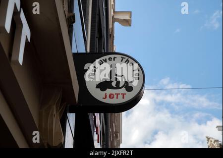 Billboard Jott Etwas Über Dem Top Store In Amsterdam, Niederlande 6-9-2022 Stockfoto