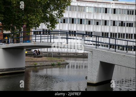 Brücke am Roeterseiland UVA University Complex in Amsterdam Niederlande 5-9-2022 Stockfoto