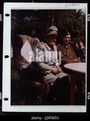 Goering Interview Mit Allied Press - Mai 1945. Journalisten, Radios, Fotografen Und Schriftsteller Interviewten Goering Kurz Nach Seiner Aufnahme. Major Paul Kubla War Der Interpret. Stockfoto