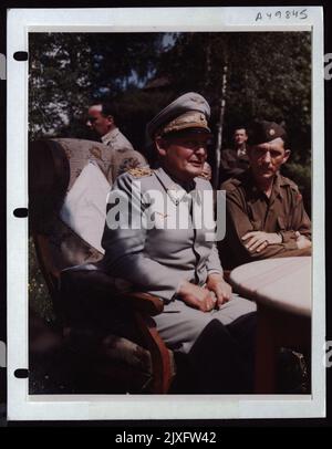 Goering Interview Mit Allied Press - Mai 1945. Journalisten, Radios, Fotografen Und Schriftsteller Interviewten Goering Kurz Nach Seiner Aufnahme. Major Paul Kubla War Der Interpret. Stockfoto