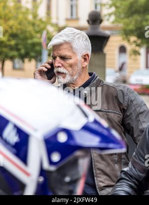 Zatec, Tschechische Republik. 07. September 2022. General Petr Pavel, ehemaliger tschechischer Stabschef und Leiter des NATO-Militärkomitees, startete am 7. September 2022 in Zatec, Tschechien, die Kontaktunterschriftenkampagne für seine Präsidentschaftskandidatur. Kredit: Vojtech Hajek/CTK Foto/Alamy Live Nachrichten Stockfoto