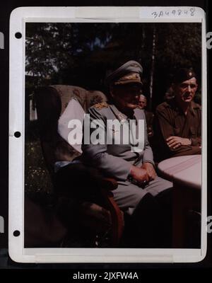 Goering Interview Mit Allied Press - Mai 1945. Im Mai 1945, Kurz Nach Seiner Gefangennahme, Interviewten Journalisten, Radiomotoren, Fotografen Und Schriftsteller Goering Zu Deutschen Militärangelegenheiten. Major Paul Kubla Aus Elizabethtown, Kentucky, War Der Int Stockfoto