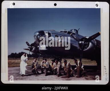 Vor dem Abflug hält Capt. Michael Ragan, katholischer Kaplan, eine Crew der B-17 „Fifinella“. Stockfoto