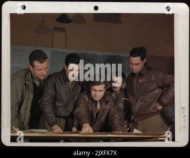 Leitender Pilot im Jahr 8. Air Force gibt Bombardiers 'Hinweise' auf Landmarks. England. Stockfoto