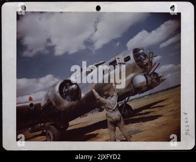 Crew-Chef Msgt Herbert H. Roberts aus Rosebud, Texas, gibt Signal, die Motoren zu schneiden. England. Stockfoto
