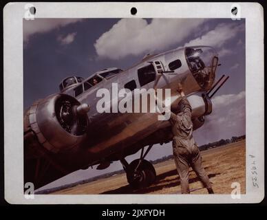 Crew-Chef Msgt Herbert H. Roberts aus Rosebud, Texas, gibt Signal, die Motoren zu schneiden. England. Stockfoto