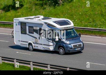 2014 CHAUSSON 718EB Willkommen Reisemobil; Reisemobile, Wohnmobil auf den britischen Straßen, Wohnmobil-Freizeitfahrzeug, Familienurlaub, Karawanenurlaub, Touring-Caravan-Urlaub, Van-Umbauten, Vanagon autohome, Leben auf der Straße, Stockfoto