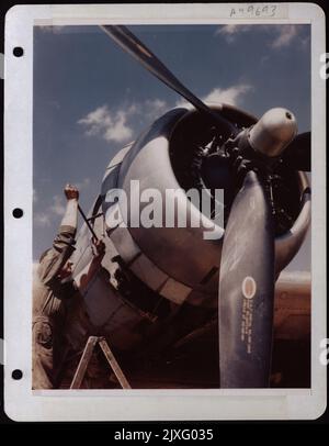 Crew Chief Msgt Herbert H. Roberts, Rosebud, Tex, repariert Einen Boeing B-17 Motor. Stockfoto