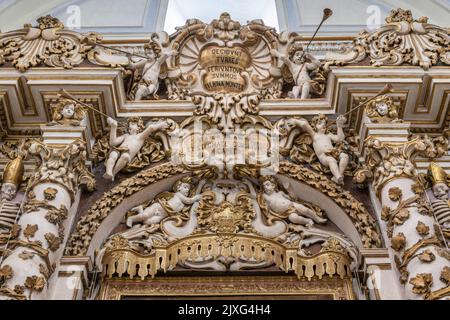 Kunstvolle barocke Stuckarbeiten, die die sterblichen Überreste von Päpsten und Königen auf der Altare del Purgatorio, Chiesa della SS, zeigen. Trinità, Bronte, Sizilien Stockfoto
