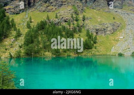 Das kristallklare Wasser des Blauen Sees von Ayes, italienische Alpen Stockfoto