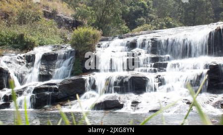 Wasserfall in kodanadu tamilnadu. Wasser fällt in den versteckten Wasserfall in kodanadu Stockfoto