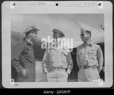 Indien - Generalmajor Curtis E. Lemay (Mitte) ist mit Pilot und Co-Pilot abgebildet, der ihn in Einer Boeing B-29 Superfortress von Indien zu den Marianas flog. Links steht Major Renato Simoni, San Jose, Kalifornien, Co-Pilot, und rechts ist Capt. Robert Berman, O Stockfoto