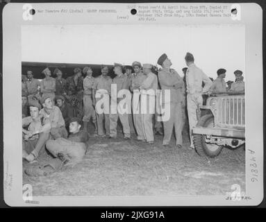 An dem Tag, an dem die Luftkommando-Force-Invasion von Burma 1. stattfinden sollte, schwitzen Männer die Rückkehr Eines Flugzeugs mit Last-Minute-Erkundungsfotos in Burma aus. Zu den Besuchern gehörten General George E. Stratemeyer und Air Marshal Sir John E.A. Baldwin Stockfoto