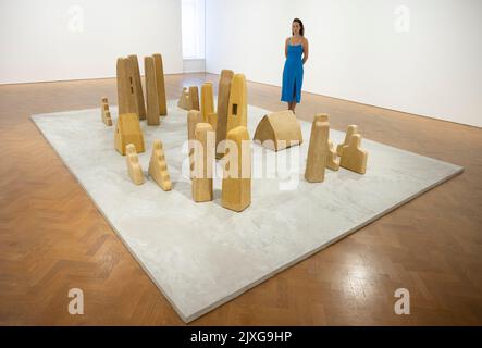 Thaddaeus Ropac, London, Großbritannien. 7. September 2022. Der deutsche Künstler Wolfgang Laib präsentiert eine neue Gruppe von Installationen. Bienenwachs-Skulpturen in Form von Häusern, Türmen und Zigguraten, die an mesopotamische religiöse Stufenpyramiden und christliche Reliquienschreine erinnern, befinden sich auf den Etagen der Galerie. Läuft vom 8. September bis 3. Oktober. Quelle: Malcolm Park/Alamy Live News Stockfoto