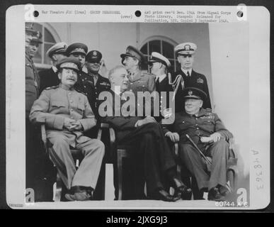 Konferenz Von Präsident Roosevelt, Premierminister Stalin Und Premierminister Churchill, 28. November Bis 1. Dezember 1943, Einschließlich. Auf Dieser Historischen Konferenz Über Das Portikus Der Russischen Botschaft In Teheran, Iran, Von Links Nach Rechts Sitzend: Premier Josef Stalin, Pr Stockfoto