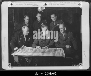 General Spaatz Begibt Sich Mit Anderen Generälen Seines Kommandos Auf Einem Luftwaffenstützpunkt In England. Sie sind von links nach rechts: Generalmajor Ralph Royce, Generalleutnant Carl Spaatz, Generalmajor Hugh J. Knerr. Stehend, Von Links Nach Rechts: Brig. General Edward P. Curtis, Major Ge Stockfoto