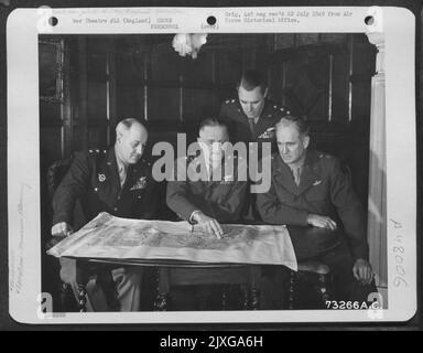 General Spaatz Begibt Sich Mit Anderen Generälen Seines Kommandos Auf Einem Luftwaffenstützpunkt In England. Sie sind von links nach rechts: Generalmajor Ralph Royce, Generalleutnant Carl Spaatz, Generalmajor Hoyt S. Vandenberg und Generalmajor Hugh J. Knerr. Stockfoto