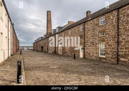 In der „Anlauer Lane“ in Dundee befinden sich Häuser, die aus den ehemaligen Hafenwerkstätten aus dem Jahr 1837 stammen. Der Schornstein markiert die ursprünglichen Schmiede. Stockfoto