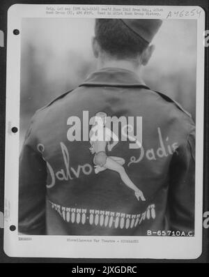 Lederjacke, getragen von Crew-Mitgliedern der Boeing B-17 „Flying Fortress“ der Bombgroup 401., stationiert auf einem Luftwaffenstützpunkt 8. in England, 12. Mai 1944. („Salvo Sadie“). Stockfoto