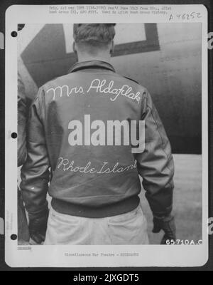 Lederjacke von Crew-Mitgliedern der Boeing B-17 „Flying Fortress“ „Mrs. Adaflak' der 401. Bomb Group, stationiert auf einem 8. Air Force Base in England, 18. Oktober 1944. Stockfoto