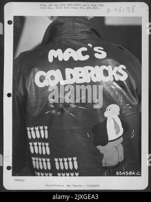 Lederjacke, getragen von Crew-Mitgliedern der Boeing B-17 'Flying Fortress' 'Mac'S Goldbricks' der 401. Bomb Group, stationiert auf einem 8. Air Force Base in England, 23. Februar 1945. Stockfoto