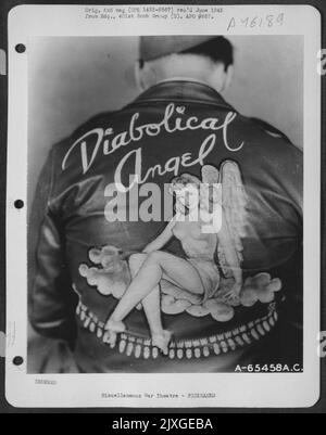 Lederjacke, getragen von Crew-Mitgliedern der Boeing B-17 'Flying Fortress' 'Diabolical Angel' der 401. Bomb Group, stationiert auf einem 8. Air Force Base in England, 1. März 1945. Stockfoto