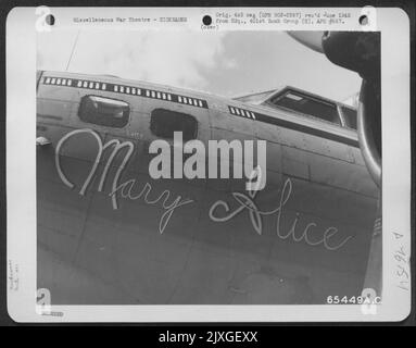 Die Boeing B-17 'Flying Fortress' 'Mary Alice' der 401. Bomb Group auf einem 8. Air Force Base in England, 4. Juli 1944. Stockfoto