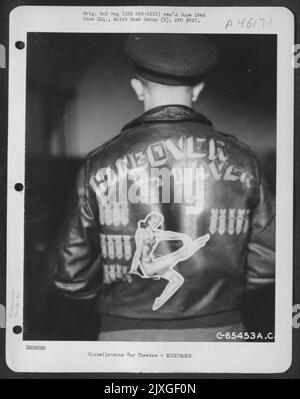 Lederjacke, getragen von Crew-Mitgliedern der langweiligen B-17 'Flying Fortress' 'Hangover Haven' der 401. Bomb Group auf einem 8. Air Force Base in England, 29. Mai 1944. Stockfoto