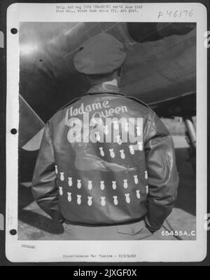 Lederjacke, getragen von Crew-Mitgliedern der langweiligen 'Flying Fortress' 'Madame Queen' der 401. Bomb Group, stationiert auf einem 8. Air Force Base in England, 9. September 1944. Stockfoto