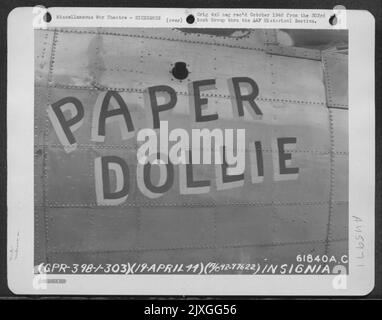 Boeing B-17 „Flying Fortress“ mit dem Spitznamen „Paper Dollie“. 303. Bomb Group, England. 19. April 1944. Stockfoto