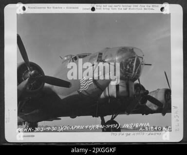 Boeing B-17 „Flying Fortress“ mit dem Spitznamen „Old Glory“. 303. Bomb Group, England. 20. April 1944. Stockfoto