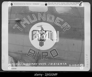 Boeing B-17 „Flying Fortress“ mit dem Spitznamen „Thunder Bird“. 303. Bomb Group, England, 8. Mai 1944. Stockfoto