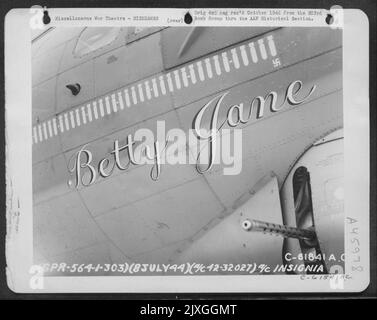 Boeing B-17 „Flying Fortress“ mit dem Spitznamen „Betty Jane“. 303. Bomb Group, England. 8. Juli 1944. Stockfoto