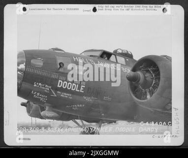 Boeing B-17 „Flying Fortress“ mit dem Spitznamen „Yankee Doodle Dandy“. 303. Bomb Group, England. 4. April 1944. Stockfoto