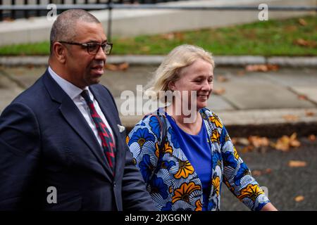 Downing Street, London, Großbritannien. 7. September 2022. Minister nehmen an der ersten Kabinettssitzung in der Downing Street 10 Teil, seit sie gestern Abend von Premierminister Liz Truss ernannt wurden. James Clever, Außenminister, und Vicky Ford, Entwicklungsminister. Kredit: amanda Rose/Alamy Live Nachrichten Stockfoto