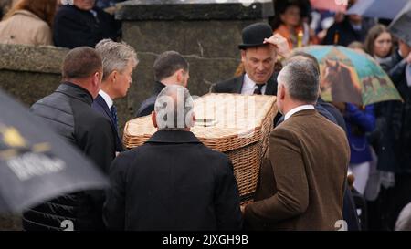 Der Sarg von Jack de Bromhead wird in die Geburtskirche der seligen Jungfrau Maria, Butlerstown, getragen. Der 13-jährige Jack, dessen Vater Cheltenham Gold Cup und der Grand National-Gewinner Henry de Bromhead ist, starb am Samstag nach einem Sturz eines Ponys beim Glenbeigh Festival in Co Kerry im Südwesten des Landes. Bilddatum: Mittwoch, 7. September 2022. Stockfoto