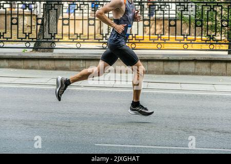 Athletischer Läufer beim Marathonlauf Stockfoto