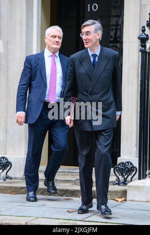 London, Großbritannien. 7. September 2022. Wirtschaftsminister Jacob Rees-Mogg verlässt 10 Downing Street, London, nach dem ersten Kabinettstreffen mit der neuen Premierministerin Liz Truss. Bilddatum: Mittwoch, 7. September 2022. Bildnachweis sollte lauten: Matt Crossick/Empics/Alamy Live News Stockfoto