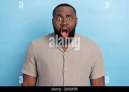 Foto von schockiert betäubt Person offenen Mund starren kann nicht glauben isoliert auf blauem Hintergrund Stockfoto
