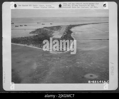 Diese Luftaufnahme, in der Bombenschäden auf der Betio-Insel, Tarawa, Gilbert-Inseln, gezeigt wurden, wurde von Einer Marine-PBY entnommen - zwei Wochen nachdem die Insel von den Japaneseanesen gefangen genommen wurde. 4 Dez 1943. Stockfoto