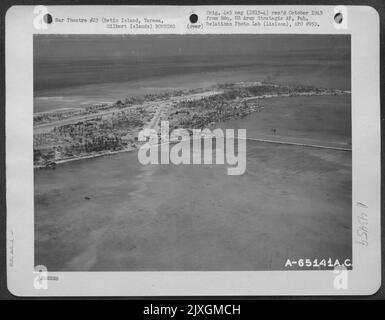 Diese Luftaufnahme, in der Bombenschäden auf der Betio-Insel, Tarawa, Gilbert-Inseln, gezeigt wurden, wurde von Einer Marine-PBY entnommen - zwei Wochen nachdem die Insel von den Japaneseanesen gefangen genommen wurde. 4 Dez 1943. Stockfoto