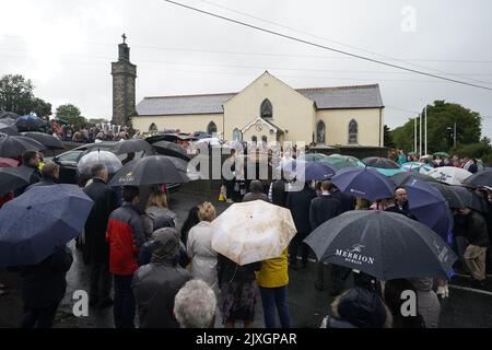 Trauernde versammeln sich zur Beerdigung von Jack de Bromhead in der Geburtskirche der seligen Jungfrau Maria, Butlerstown. Der 13-jährige Jack, dessen Vater Cheltenham Gold Cup und der Grand National-Gewinner Henry de Bromhead ist, starb am Samstag nach einem Sturz eines Ponys beim Glenbeigh Festival in Co Kerry im Südwesten des Landes. Bilddatum: Mittwoch, 7. September 2022. Stockfoto