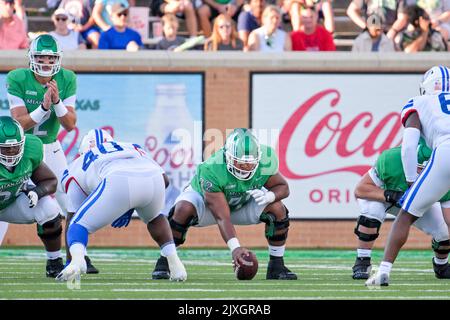 DENTON, TX - 3.. September: .North Texas Mean Green Offensive Lineman Manase Mose (72) im Zentrum von North Texas Mean Green Football vs SMU Mustangs im Apogee Stadium in Denton am 3.. September 2022 in Denton, Texas. (Foto von Manny Flores) Stockfoto