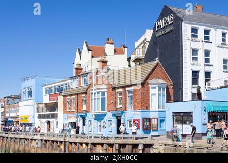 Bridlington Harbour Wall mit Papa's Fish and Chips Restaurant Bridlington East Riding of Yorkshire England GB Europa Stockfoto