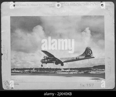 Die Boeing B-29 Superfortress „Enola Gay“ landet nach der Atombombenmission auf Hiroshima, Japan. [Tinian, Marianen] Stockfoto